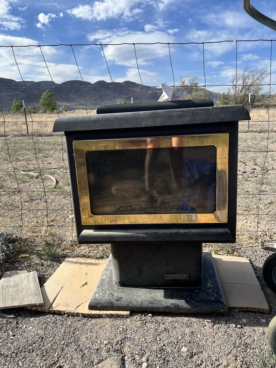 Free standing propane fireplace