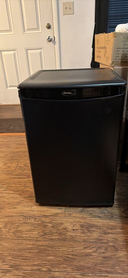 Danby Designer 2.6 Cu. Ft. Mini Refrigerator – Excellent Condition