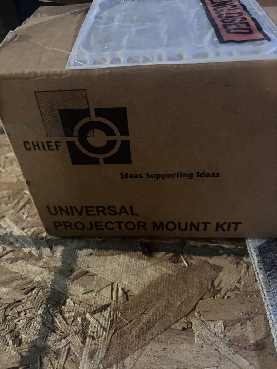 Chief universal projector mount