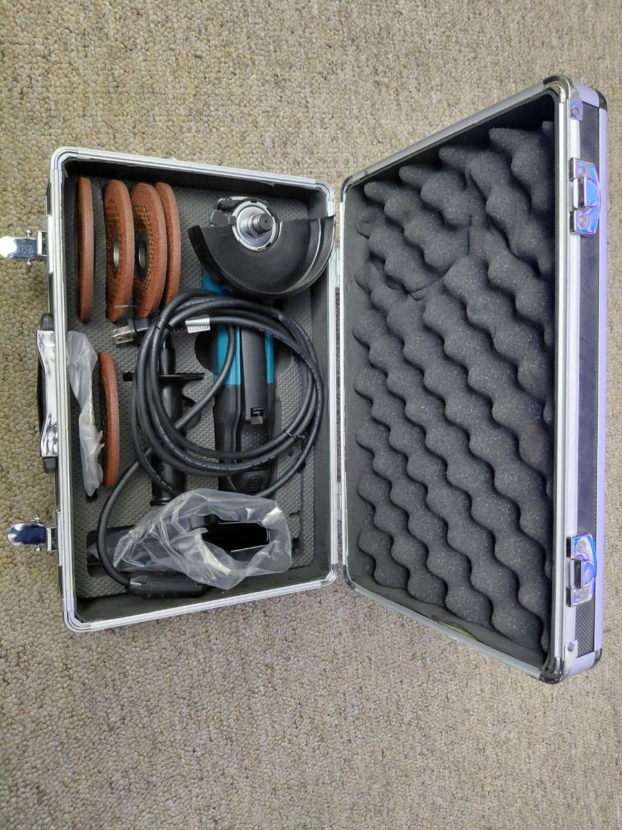 Makita Grinder 7.5 Amp Corded 4-1/2 Paddle Switch with Aluminum Case Diamond Blade and Grinding Wheels