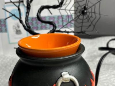Scentsy Hocus Pocus Cauldron Halloween Wax Warmer with Box