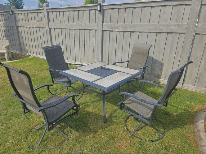 Outdoor table and 4 chairs