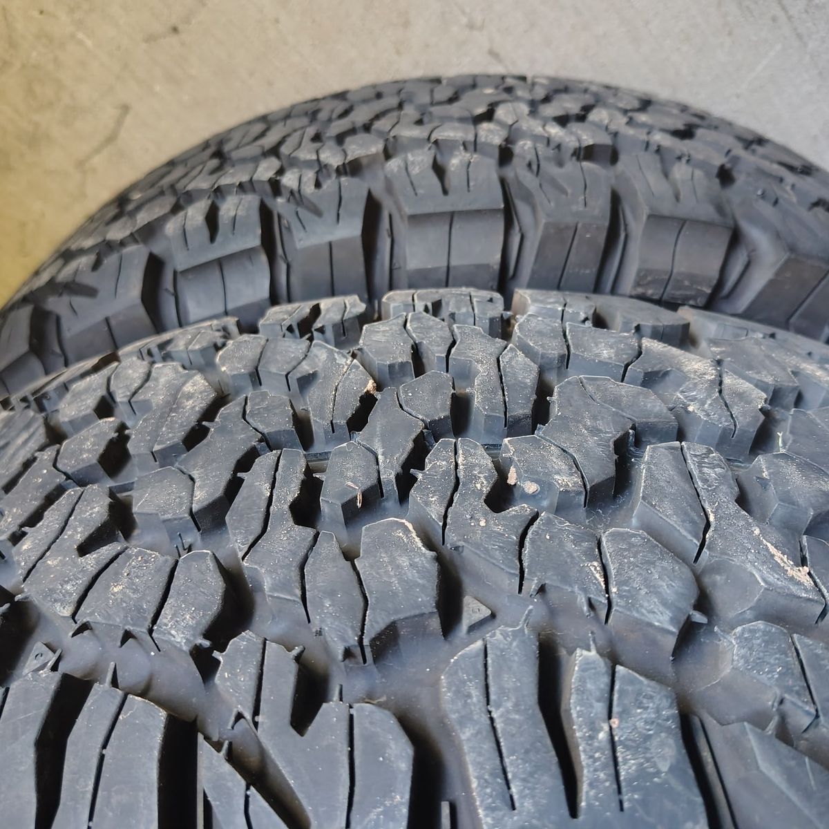 2 Like new 37x12.50r17 BFG ko2 tires