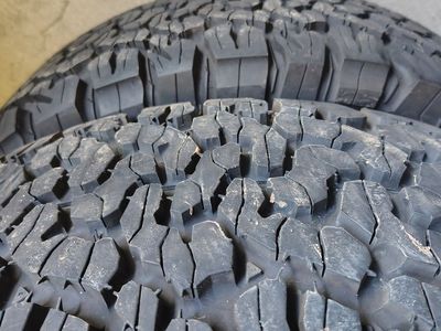 2 Like new 37x12.50r17 BFG ko2 tires