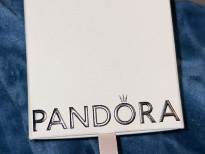 Pandora Sparkling Barrel Clasp Bangle