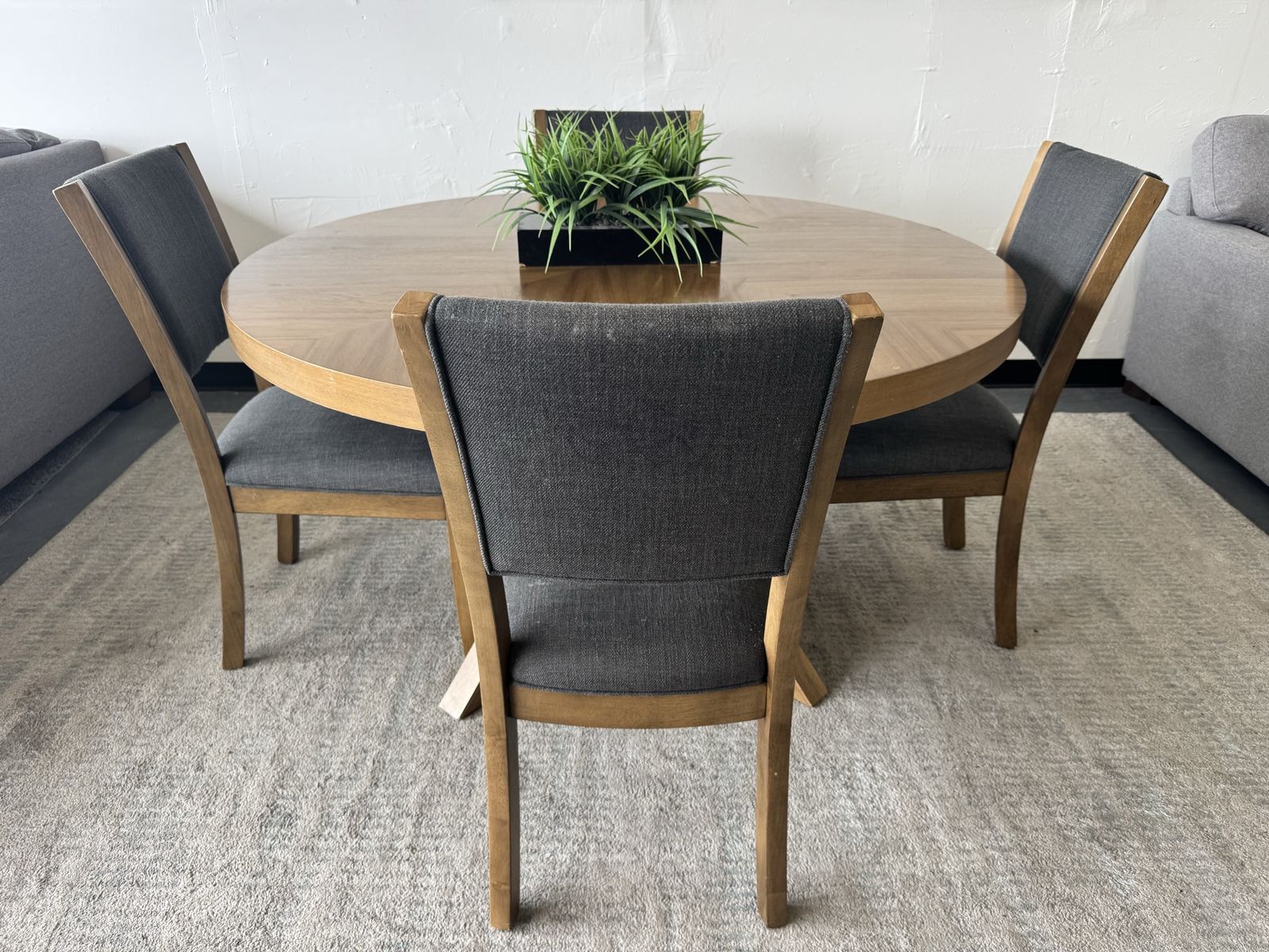 COSTCO 54 INCH ROUND DINING TABLE SET