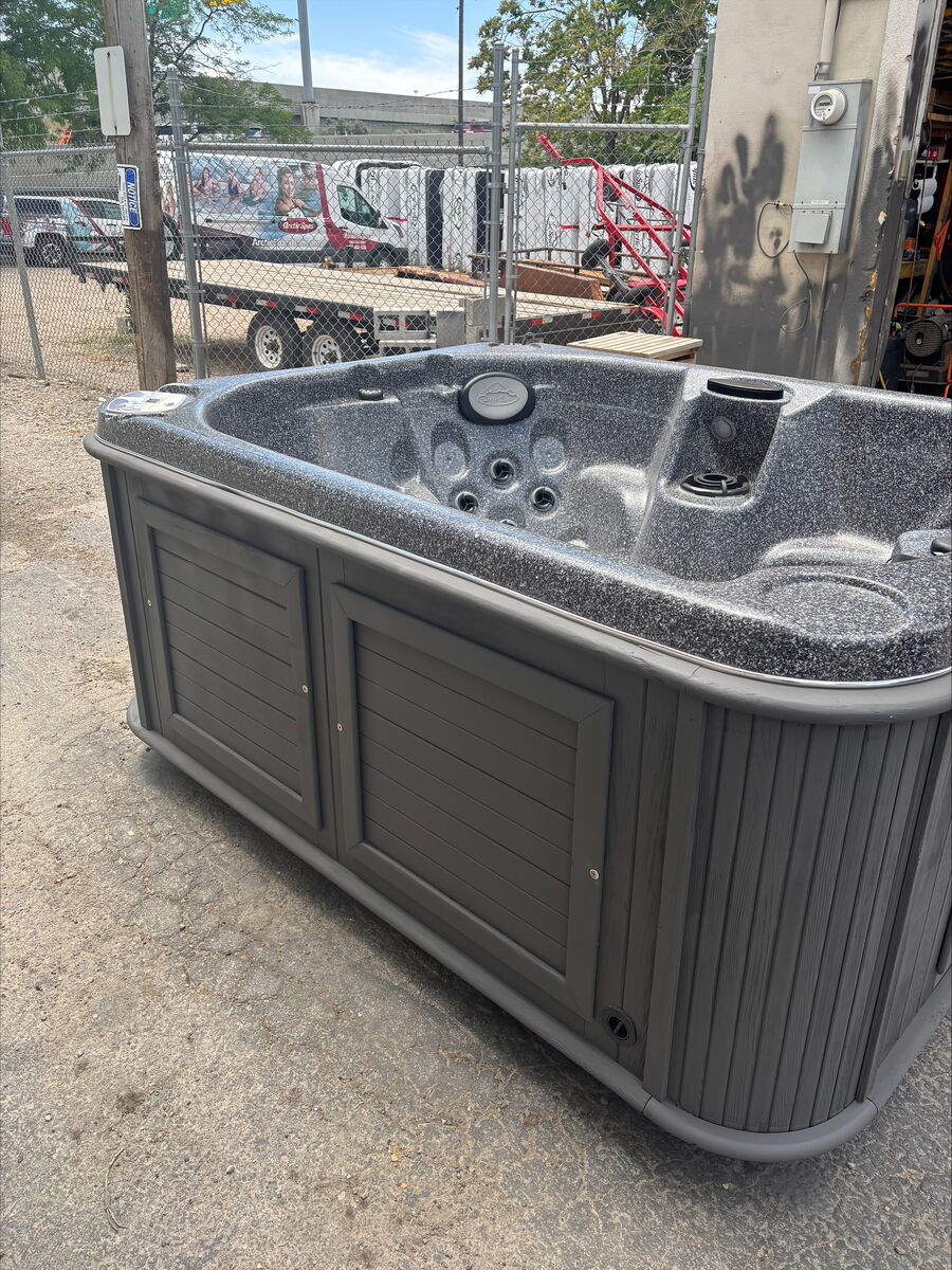 Arctic Spa Fox, 5-1/2’x7’ seating for up to 3 people, refurbished