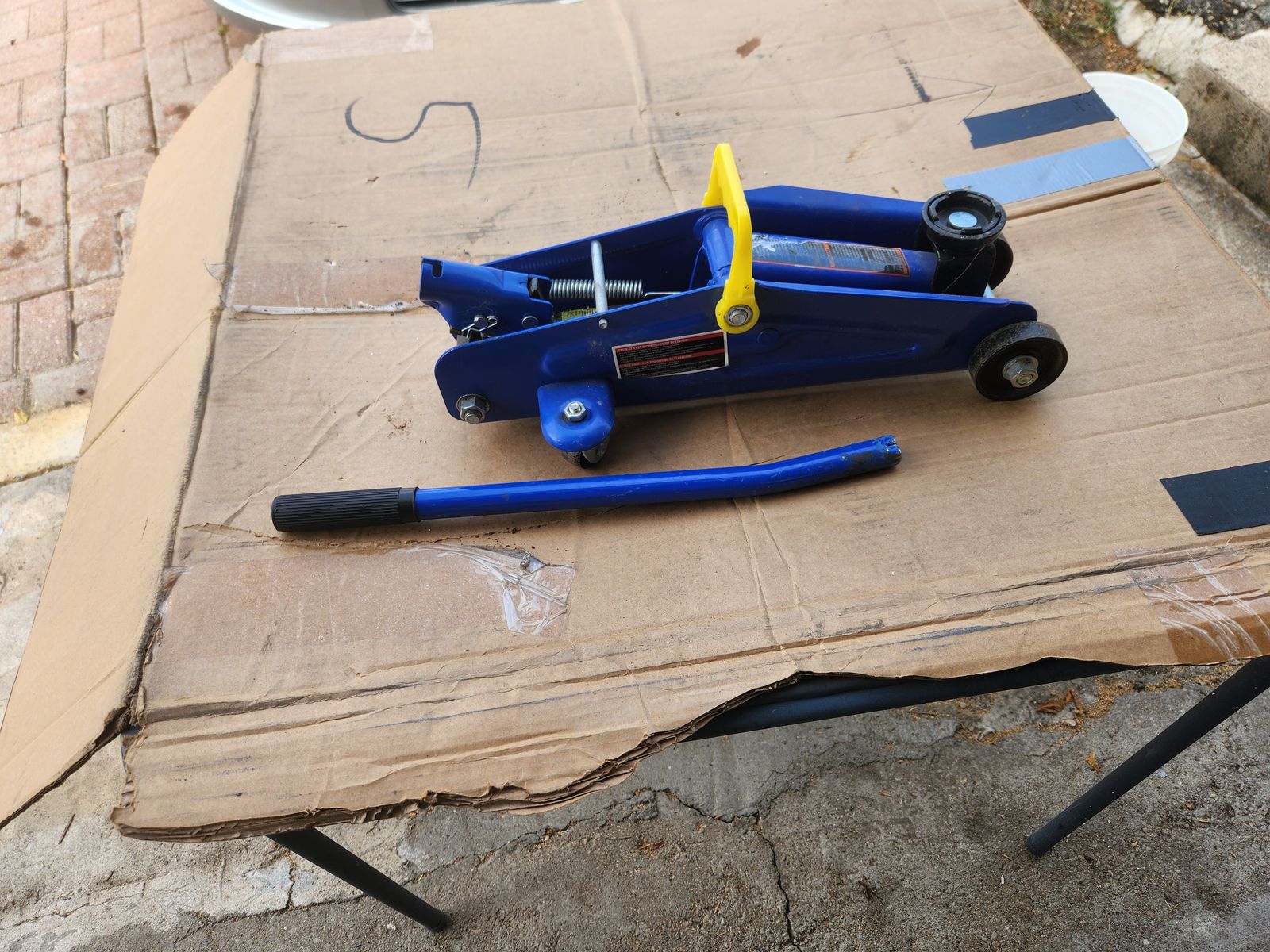 2 ton auto floor jack.  Works great.  Fairly new, doesn't leak or have any problems.