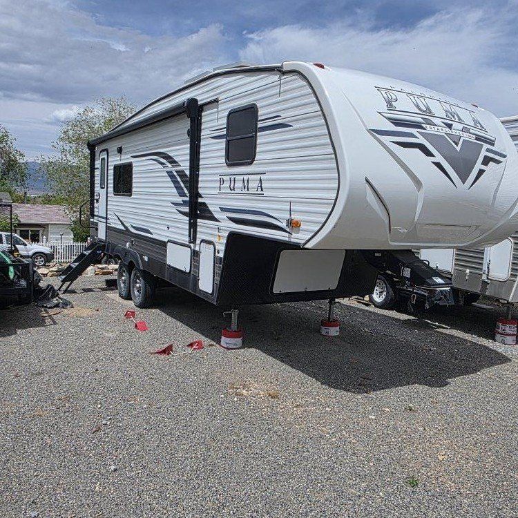 2012. Puma 25ft fifth wheel