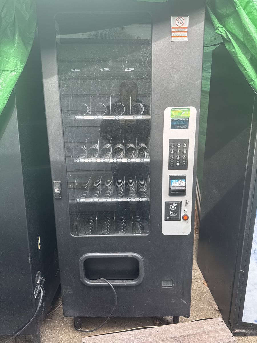 Commercial Glass Front Snack Vending Machine iVend 23 selection