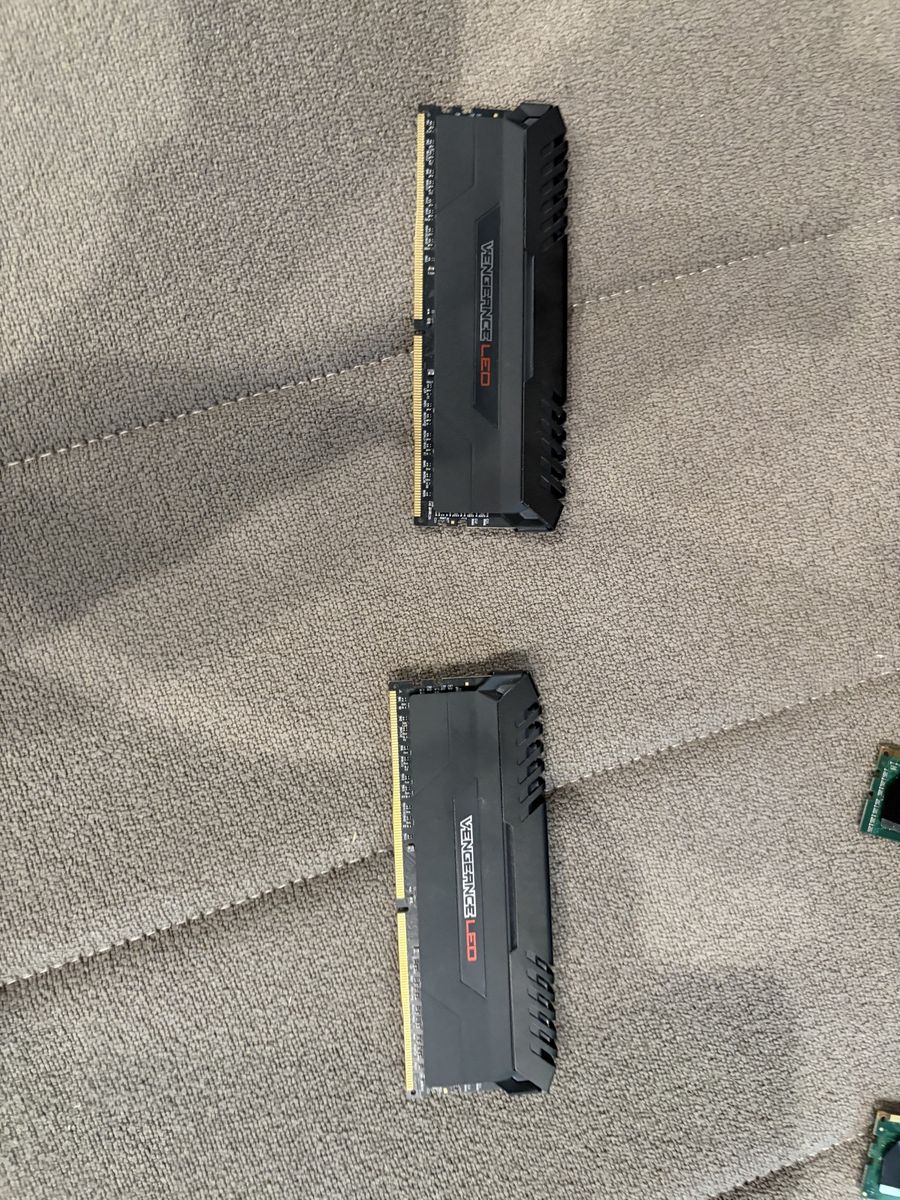 Corsair vengeance LED 16gb (2x8gb) DDR4-2666 RAM - RED LED