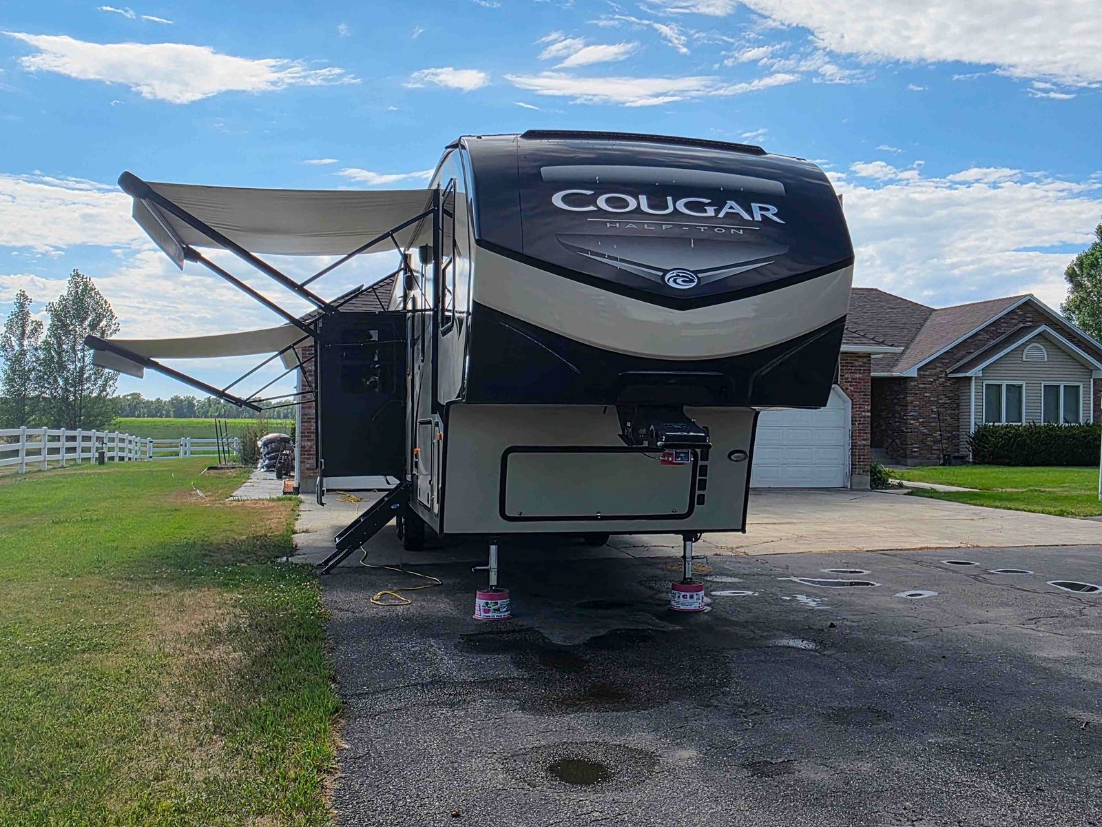 Keystone Cougar Half-Ton Towable 5th Wheel Travel Trailer