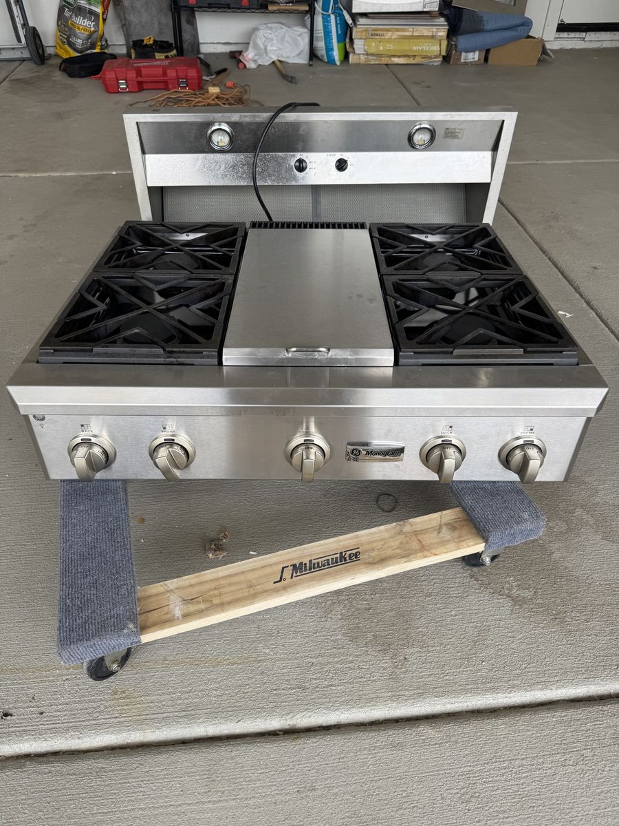 GE Monogram 36" Professional Gas Rangetop with 4 Burners and a Griddle