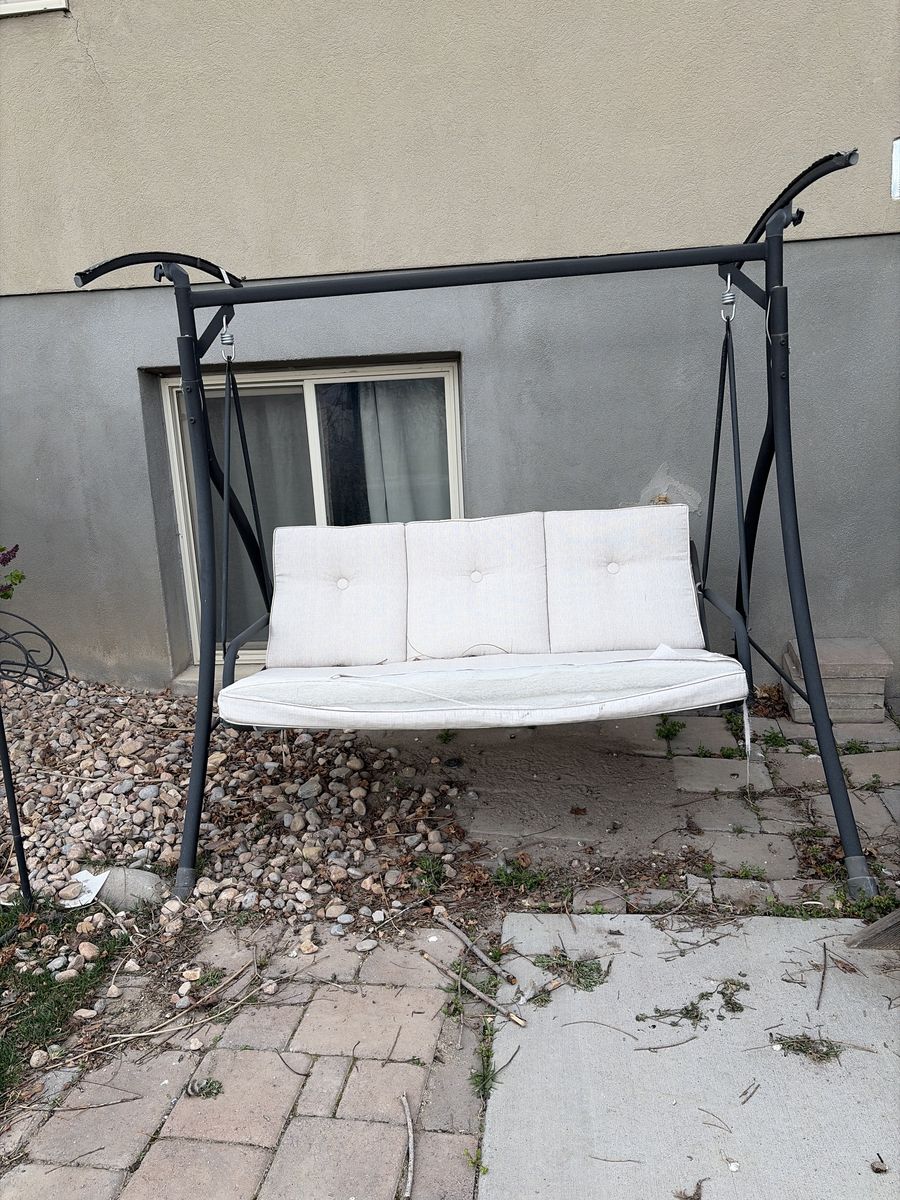 Swinging bench