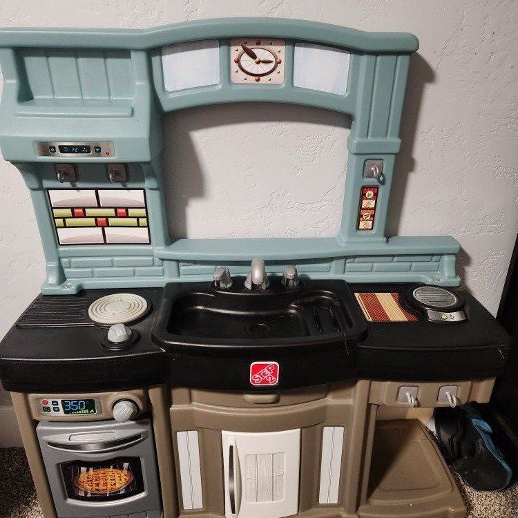 Step2 Best Chef's Plastic Toddler Toy Kitchen Play