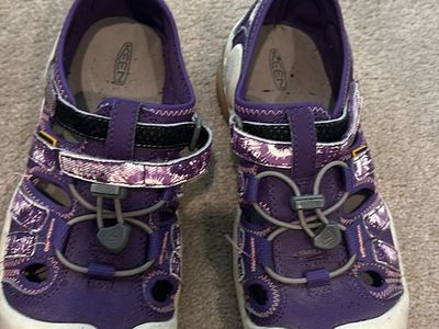 Girls keen sandals size 3
