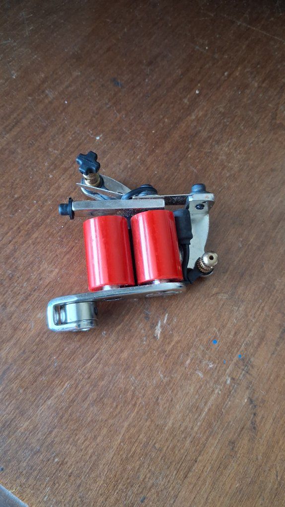 Unbranded Chrome Coil Tattoo Machine with Red Coils