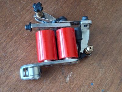 Unbranded Chrome Coil Tattoo Machine with Red Coils