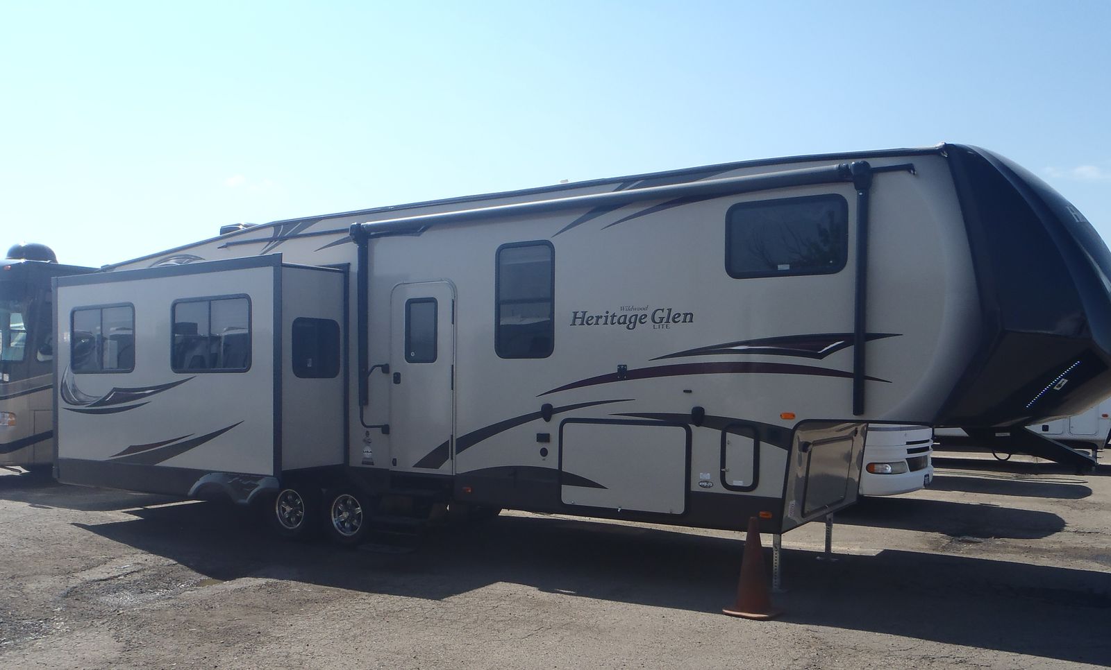 2015 Wildwood Heritage Glen 5th Wheel