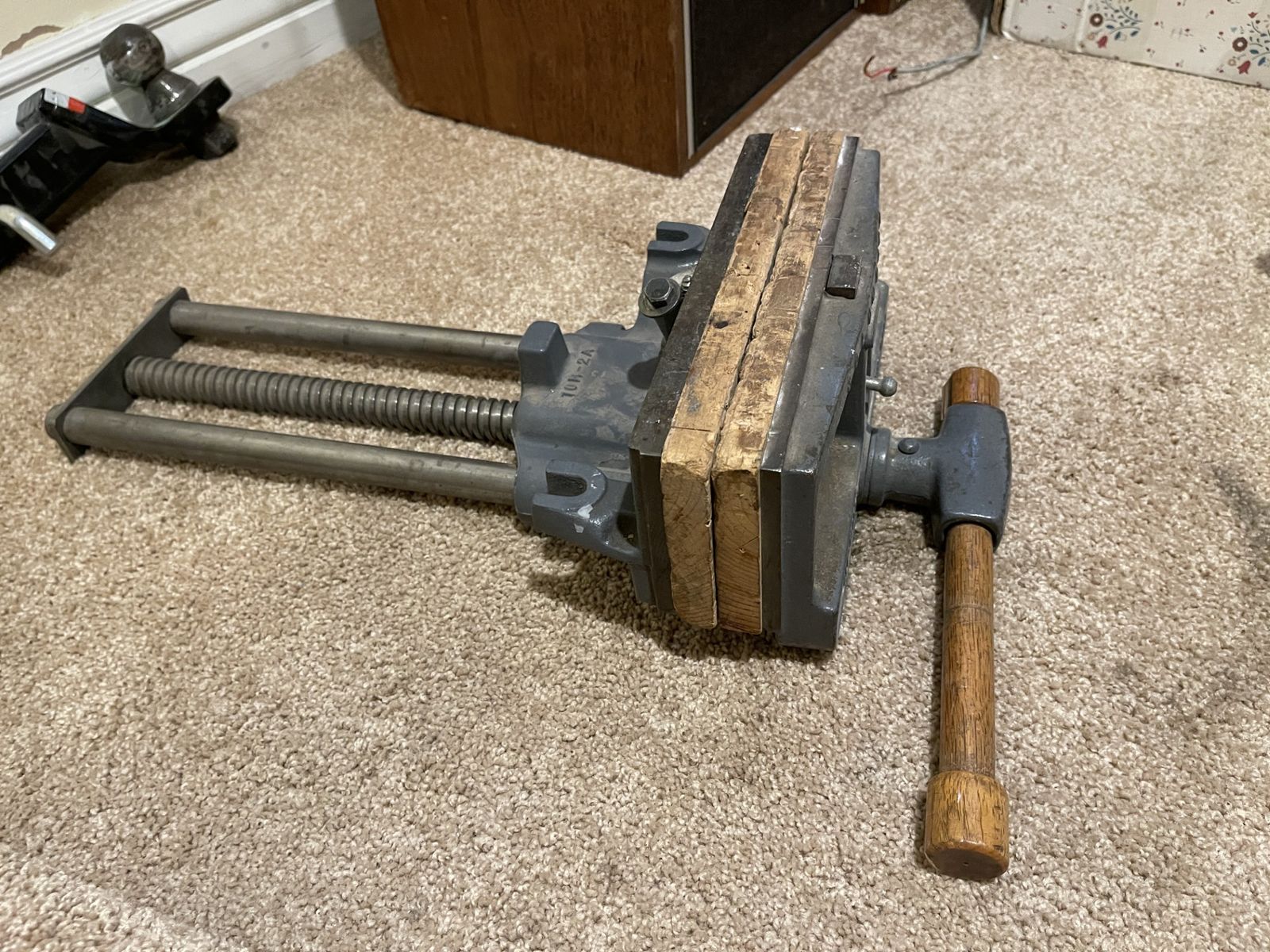 Extendable wood vise