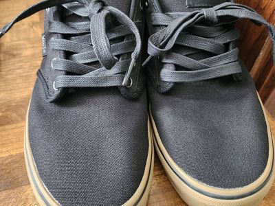 Vans Black Sneakers w/ Gum Sole – Men’s 9.5