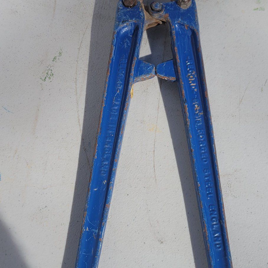 Bolt cutters