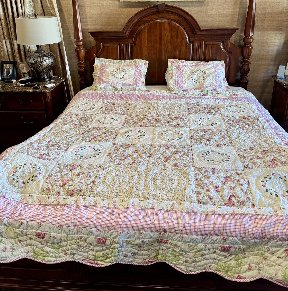 Beautiful Queen Quilt With 2 Standard Shams