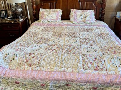 Beautiful Queen Quilt With 2 Standard Shams