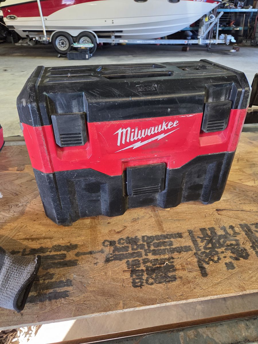 Milwaukee vacuum with battery amd charger