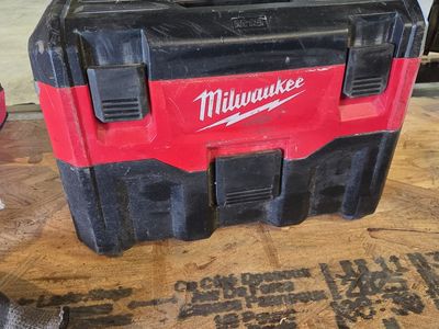 Milwaukee vacuum with battery amd charger