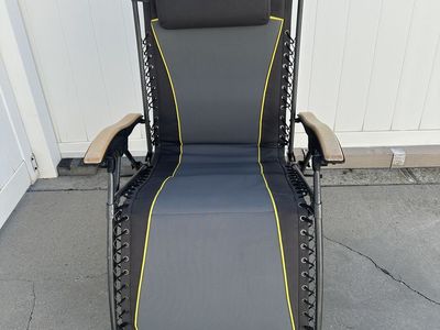 Cabela’s Comfortable Camping / zero gravity Chair