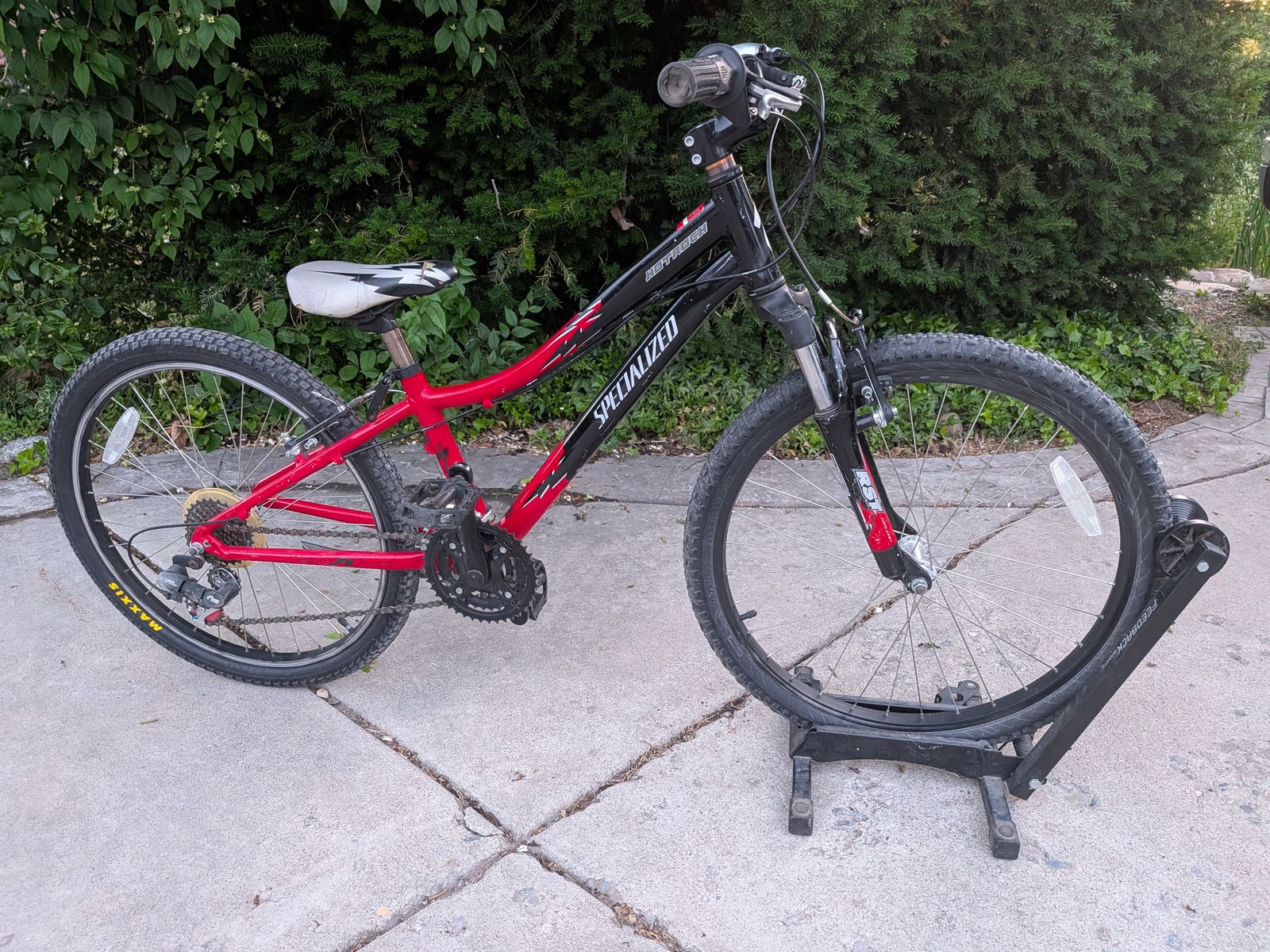 Specialized Hot Rock kids mountain bike 24" tires