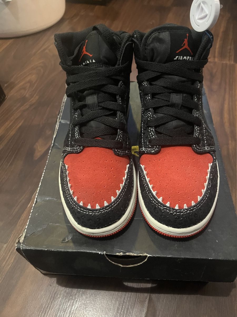 Jordan 1 mid se size 4y