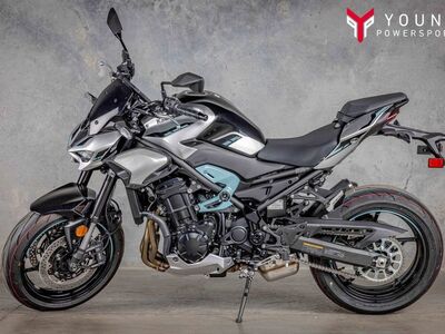 2025 Kawasaki Z900 ABS Galaxy Silver/Metallic Spark Black