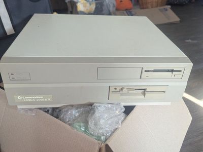 Vintage Commodore Amiga 2000 HD Computer System, Keyboard, Monitor & Manual Set