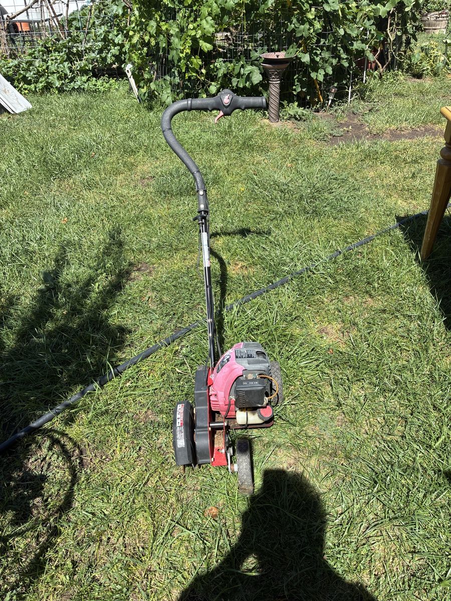 Troy-Bilt TBES15 4-Cycle Gas Lawn Edger