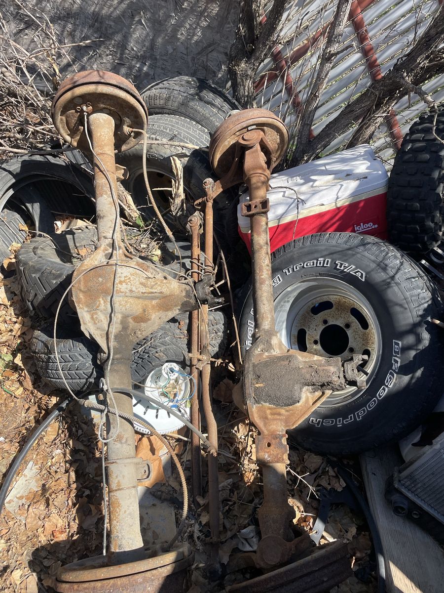 72 international scout 2 345 v8 and drivetrain Dana 44 rear 30 front