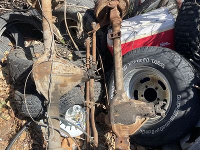 72 international scout 2 345 v8 and drivetrain Dana 44 rear 30 front