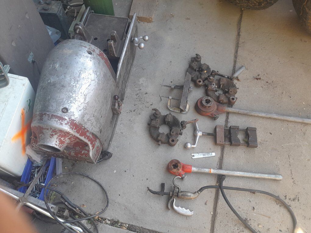 Electric pipe threader