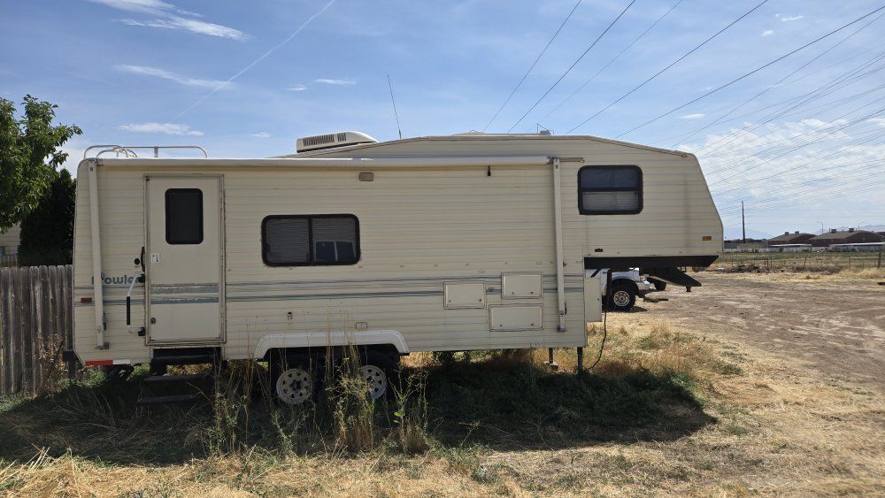 Abandoned 1993 Prowler 25 5P hunters special fifth wheel 