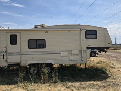 Abandoned 1993 Prowler 25 5P hunters special fifth wheel