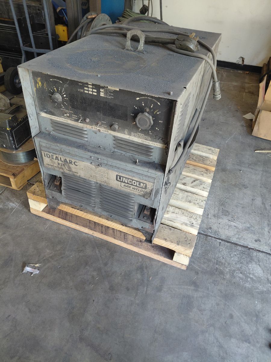 Lincoln Idealarc R3R-300 Arc Welder Industrial Machine 372