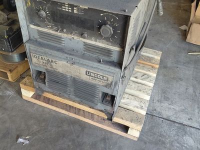 Lincoln Idealarc R3R-300 Arc Welder Industrial Machine 372