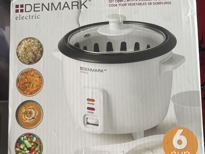 Denmark Electric 6-Cup Rice Cooker with Steamer Tray