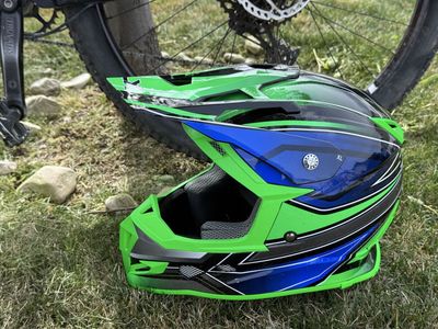 Full face motorcycle helmet