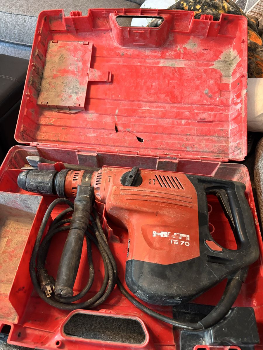 Awesome Hilti te70 industrial hammer drill in case