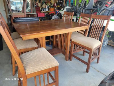 Kitchen table & 8 chairs