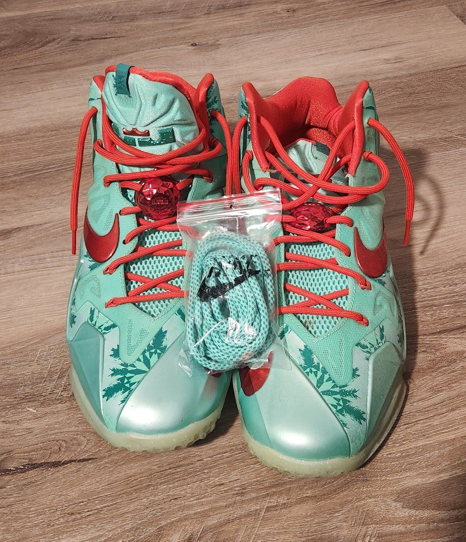 Nike LeBrons 11 Christmas Edition (2013)