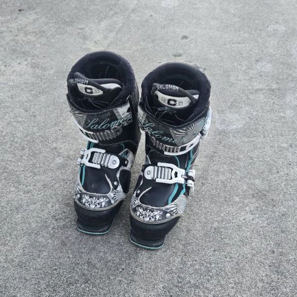 Girl’s Salomon Ski Boots Sz. 4.5-5 Mondo 23-23.5