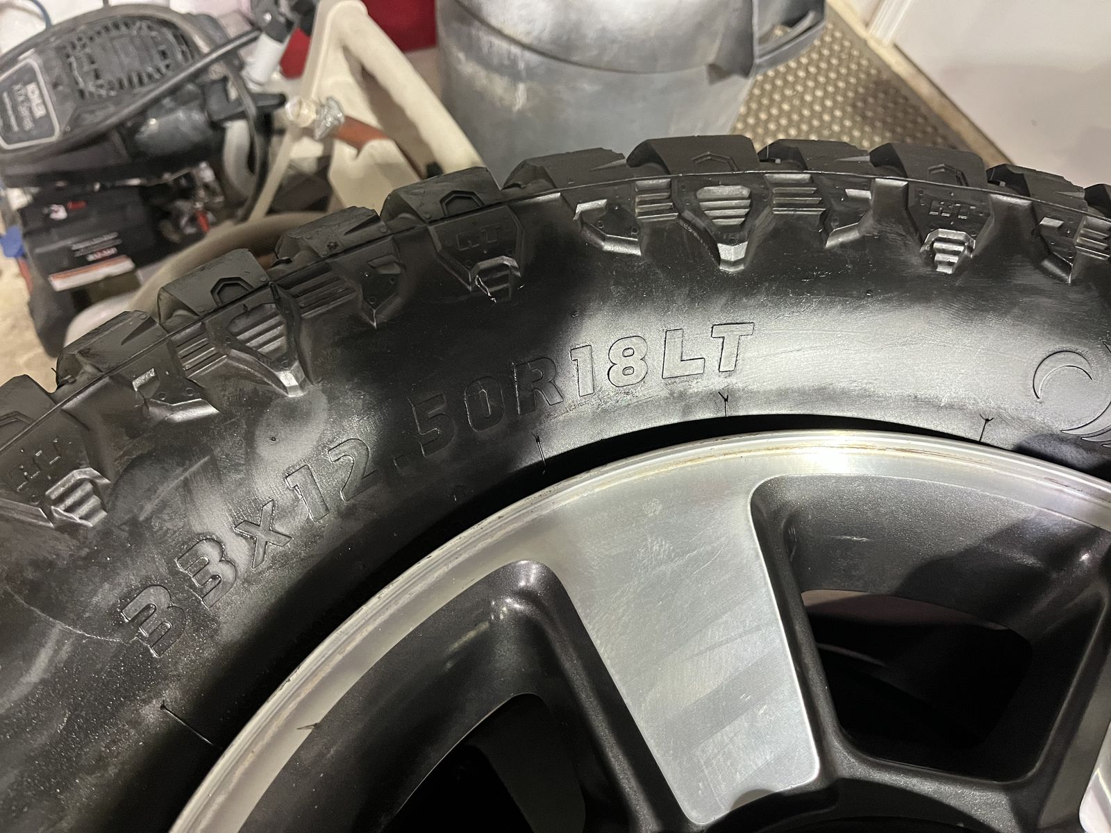 33/12.50R18 Tires Wheels